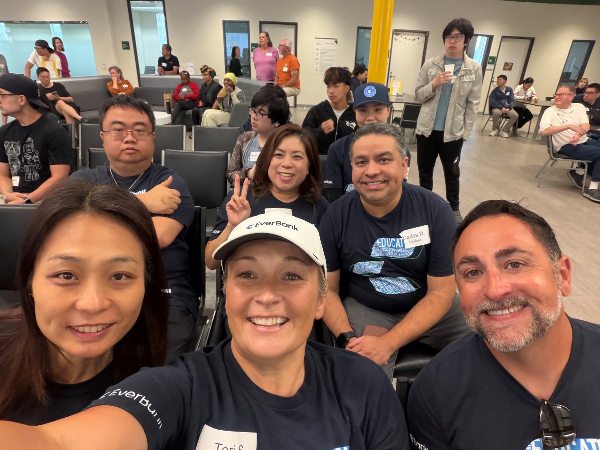 EverBank's tweet photo. #EverBankBuilds volunteers are supporting our community alongside the @LAFoodBank. 🥕 🥑

Our volunteers spent the day helping to fight food insecurity because showing up for our neighbors’ matters! 

*Member FDIC https://t.co/0fqxhUDRtd