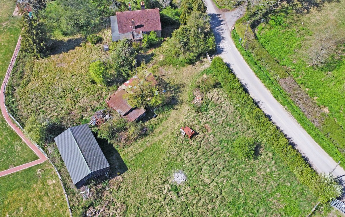 RHRWClutton's tweet photo. A rare opportunity! Detached bungalow with dilapidated outbuildings on a generous 0.74 acre plot (tbv), ideal for renovation or redevelopment (STPP). Offered for sale with no onward chain. https://t.co/FzyA8lqlfK
#lingfield #projectproperty #propertyforsale #renovationproject https://t.co/JHDX0LCCdC