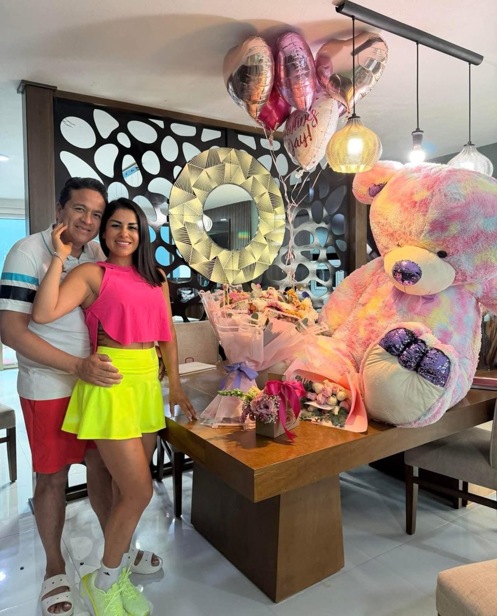 CorresponsalsMX's tweet photo. 🥳XV AÑOS DE LUJO AHORA EN #PUEBLA; ALCALDE GASTÓ MILLONES EN LA CELEBRACIÓN 🎉🍾.
A lo grande y con cientos de invitados celebró el alcalde de #Chignahuapan #JuanRivera el cumpleaños 15 de su hija en la Hacienda #Atlamaxac.
El morenista ya era conocido en #RedesSociales por ser tan explendido con su familia pues en febrero posteo costos regalos para esposa incluyendo fajos de dinero.
Hace semanas en #Chignahuapan cayó el #Bukanas líder criminal huachicolero.
#estados @Morena #política