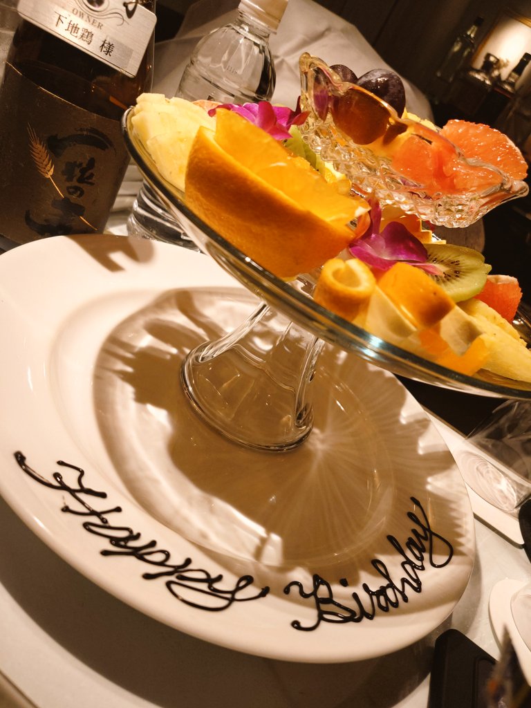 simozidori's tweet photo. エンジェルフェザー池袋さまにて、
某のエースオブ嬢であり間違いなくNo.1のまひろ様 @mito_oxo に誕生日祝ってもらっちゃいました！
こんな嬉しいことがあっていいのですか…！黒服様方にまでお祝いいただいて、本当に恵まれた人生だと思います！
好きな人達と、今後も楽しみたいです！ありがとう！ https://t.co/nQD1bHmXLZ