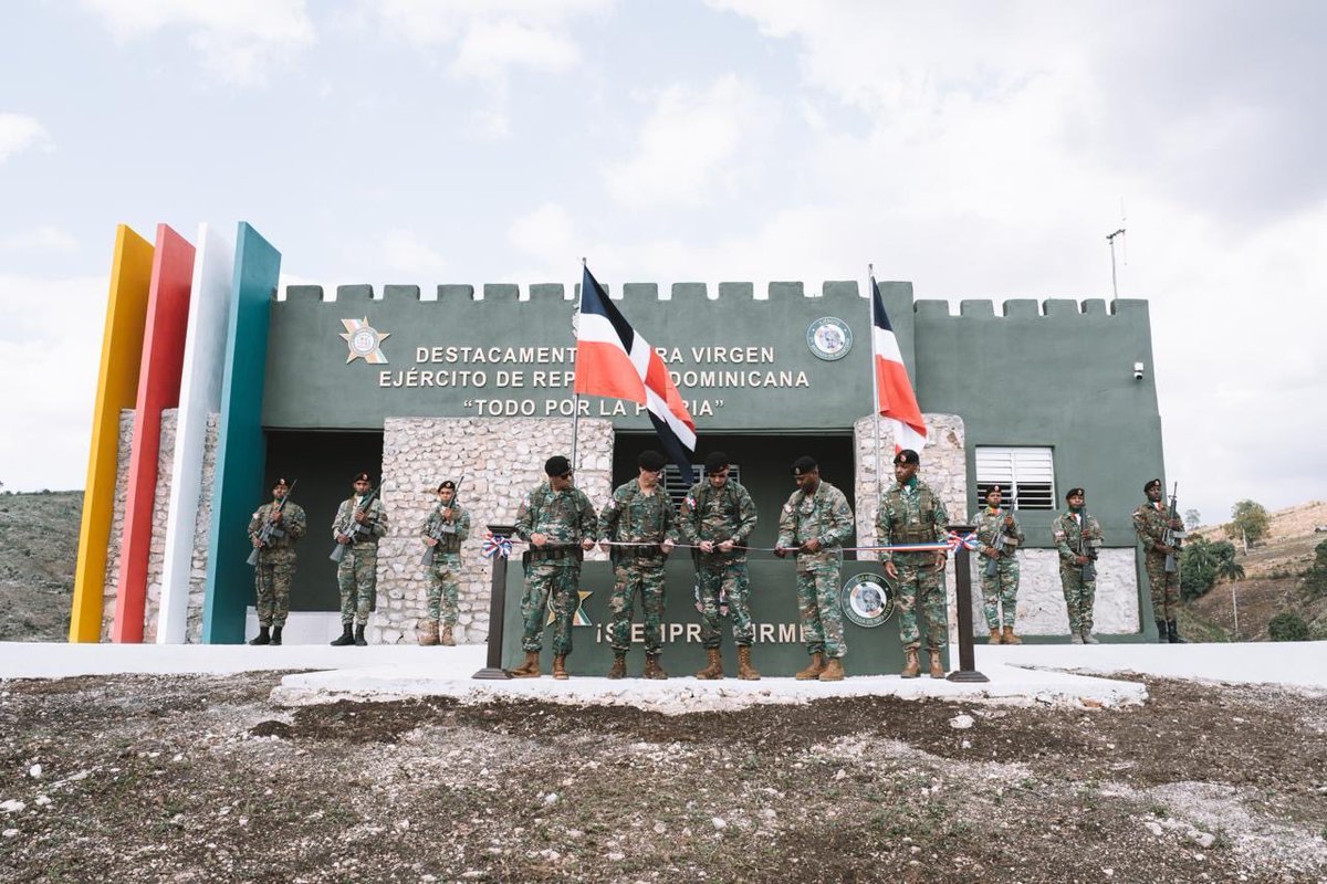EjercitoRD's tweet photo. Comandante General del Ejército inaugura nuevo destacamento en Tierra Virgen

El nuevo destacamento permitirá optimizar las labores de vigilancia y apoyo a las operaciones en la frontera dominico-haitiana. https://t.co/wApjlT7YhT