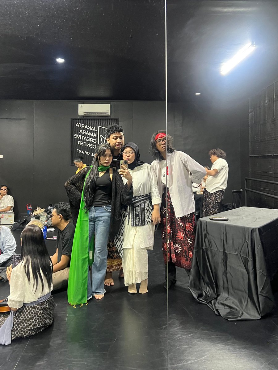 midnightopera_'s tweet photo. difus kaca membuat gw tampak seperti hantu2 jepang yang gak simetris itu https://t.co/7mBZzZF6Un