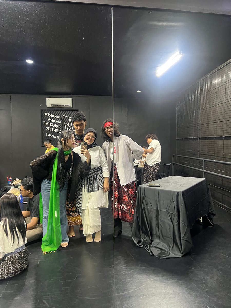 midnightopera_'s tweet photo. difus kaca membuat gw tampak seperti hantu2 jepang yang gak simetris itu https://t.co/7mBZzZF6Un