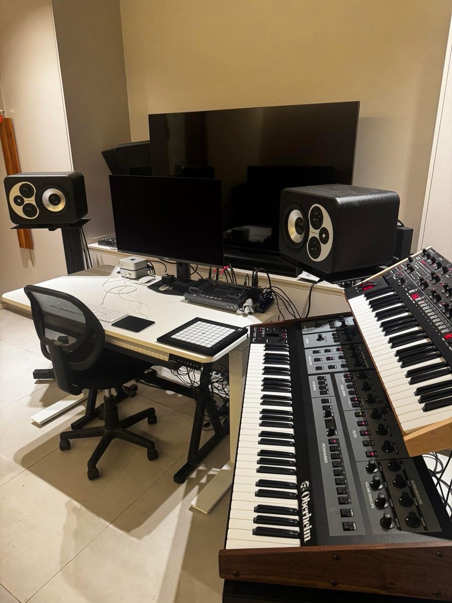 BarefootSound's tweet photo. Songwriter station via @yosoyproductor
#micromain45 #yosoyproductor
#musicstudio #studiolife #musicproducer https://t.co/4fwsmVw2OA