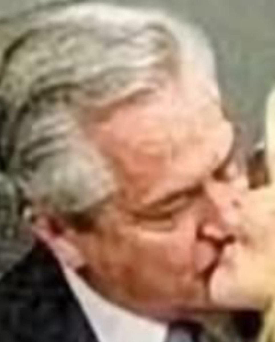 MejoresRed's tweet photo. @SleimanEduard1 Tal parece Alberto Fernández se saca el bigote para besar...
Anda...
encontraste uno parecido y lo subiste.
Mejor busca lo actual, Adorni y su enriquecimiento, la estafa $Libra, el 3%de Karina...
Pareces el canal Volver, habla y mostra del hoy, no del ayer!! https://t.co/vxSxW96yTZ