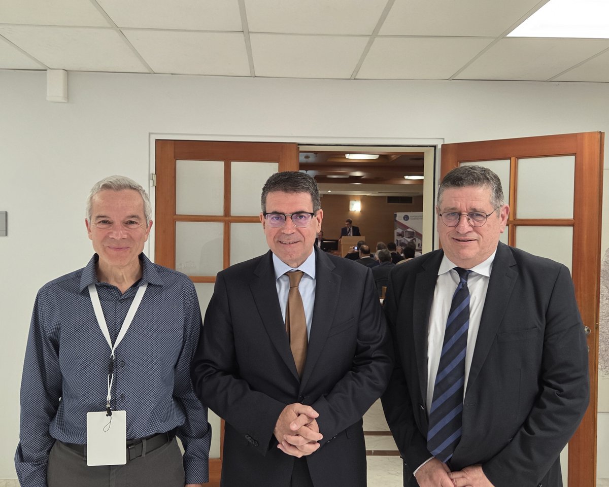 DimosthenisAnag's tweet photo. Η πανεπιστημιακή εκπαίδευση στις ψηφιακές τεχνολογίες δυσκολεύεται να συμβαδίσει με τις τεχνολογικές εξελίξεις, καθώς τα ακαδημαϊκά προγράμματα, το εκπαιδευτικό υλικό και οι διαδικασίες πιστοποίησης εξελίσσονται πολύ πιο αργά από τους δημιουργούς τεχνολογίας στον ιδιωτικό τομέα.

Για παράδειγμα, ενώ πολλά πανεπιστήμια εξακολουθούν να δίνουν έμφαση στην παραδοσιακή ανάπτυξη λογισμικού και στα on-premise systems, η αγορά έχει ήδη μετατοπιστεί ραγδαία προς τις cloud-native αρχιτεκτονικές, τη γενετική τεχνητή νοημοσύνη (Generative AI), την κυβερνοασφάλεια μηδενικής εμπιστοσύνης (zero-trust cybersecurity) και τις low-code πλατφόρμες, που εισήχθησαν σε μόλις λίγα χρόνια.

Για τον λόγο αυτό, ακόμα και ως πανεπιστημιακοί καθηγητές συχνά δυσκολευόμαστε να προσαρμόσουμε την εξειδίκευση μας στην τεχνολογικές εξελίξεις.

Τα ζητήματα αυτά είχα την ευκαιρία να αναδείξω στην πολύ εύστοχη συνάντηση που οργανώθηκε από την Εθνική Αρχή Ανώτατης Εκπαίδευσης (#ΕΘΑΑΕ) και τον @SEPEgr  στο @harokopio_  με σκοπό την ενίσχυση της σύνδεσης της ανώτατης εκπαίδευσης με την αγορά εργασίας στον τομέα των Τεχνολογιών Πληροφορικής και Επικοινωνιών.

Και η άποψη που κατέθεσα είναι θα πρέπει πλέον η ευελιξία (agility) και τεχνολογική προσαρμοστικότητα (adaptability) να αποτιμάται ως βασική χαρακτηριστικό όχι μόνο της ανάπτυξης λογισμικού αλλά και της πανεπιστημιακής εκπαίδευσης.

Και, θα τολμούσα να πω, και της ακαδημαϊκής αξιολόγησης.