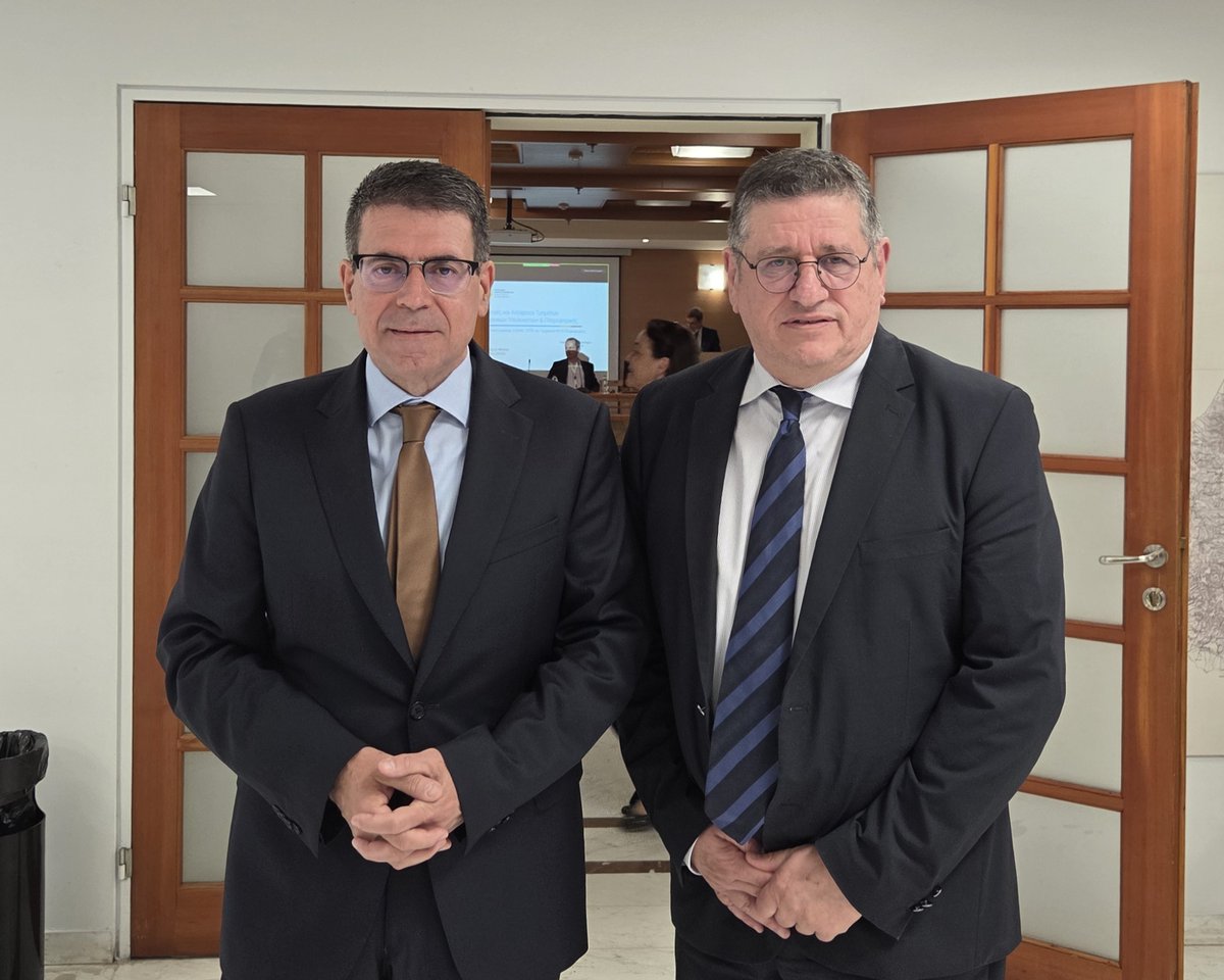 DimosthenisAnag's tweet photo. Η πανεπιστημιακή εκπαίδευση στις ψηφιακές τεχνολογίες δυσκολεύεται να συμβαδίσει με τις τεχνολογικές εξελίξεις, καθώς τα ακαδημαϊκά προγράμματα, το εκπαιδευτικό υλικό και οι διαδικασίες πιστοποίησης εξελίσσονται πολύ πιο αργά από τους δημιουργούς τεχνολογίας στον ιδιωτικό τομέα.

Για παράδειγμα, ενώ πολλά πανεπιστήμια εξακολουθούν να δίνουν έμφαση στην παραδοσιακή ανάπτυξη λογισμικού και στα on-premise systems, η αγορά έχει ήδη μετατοπιστεί ραγδαία προς τις cloud-native αρχιτεκτονικές, τη γενετική τεχνητή νοημοσύνη (Generative AI), την κυβερνοασφάλεια μηδενικής εμπιστοσύνης (zero-trust cybersecurity) και τις low-code πλατφόρμες, που εισήχθησαν σε μόλις λίγα χρόνια.

Για τον λόγο αυτό, ακόμα και ως πανεπιστημιακοί καθηγητές συχνά δυσκολευόμαστε να προσαρμόσουμε την εξειδίκευση μας στην τεχνολογικές εξελίξεις.

Τα ζητήματα αυτά είχα την ευκαιρία να αναδείξω στην πολύ εύστοχη συνάντηση που οργανώθηκε από την Εθνική Αρχή Ανώτατης Εκπαίδευσης (#ΕΘΑΑΕ) και τον @SEPEgr  στο @harokopio_  με σκοπό την ενίσχυση της σύνδεσης της ανώτατης εκπαίδευσης με την αγορά εργασίας στον τομέα των Τεχνολογιών Πληροφορικής και Επικοινωνιών.

Και η άποψη που κατέθεσα είναι θα πρέπει πλέον η ευελιξία (agility) και τεχνολογική προσαρμοστικότητα (adaptability) να αποτιμάται ως βασική χαρακτηριστικό όχι μόνο της ανάπτυξης λογισμικού αλλά και της πανεπιστημιακής εκπαίδευσης.

Και, θα τολμούσα να πω, και της ακαδημαϊκής αξιολόγησης.