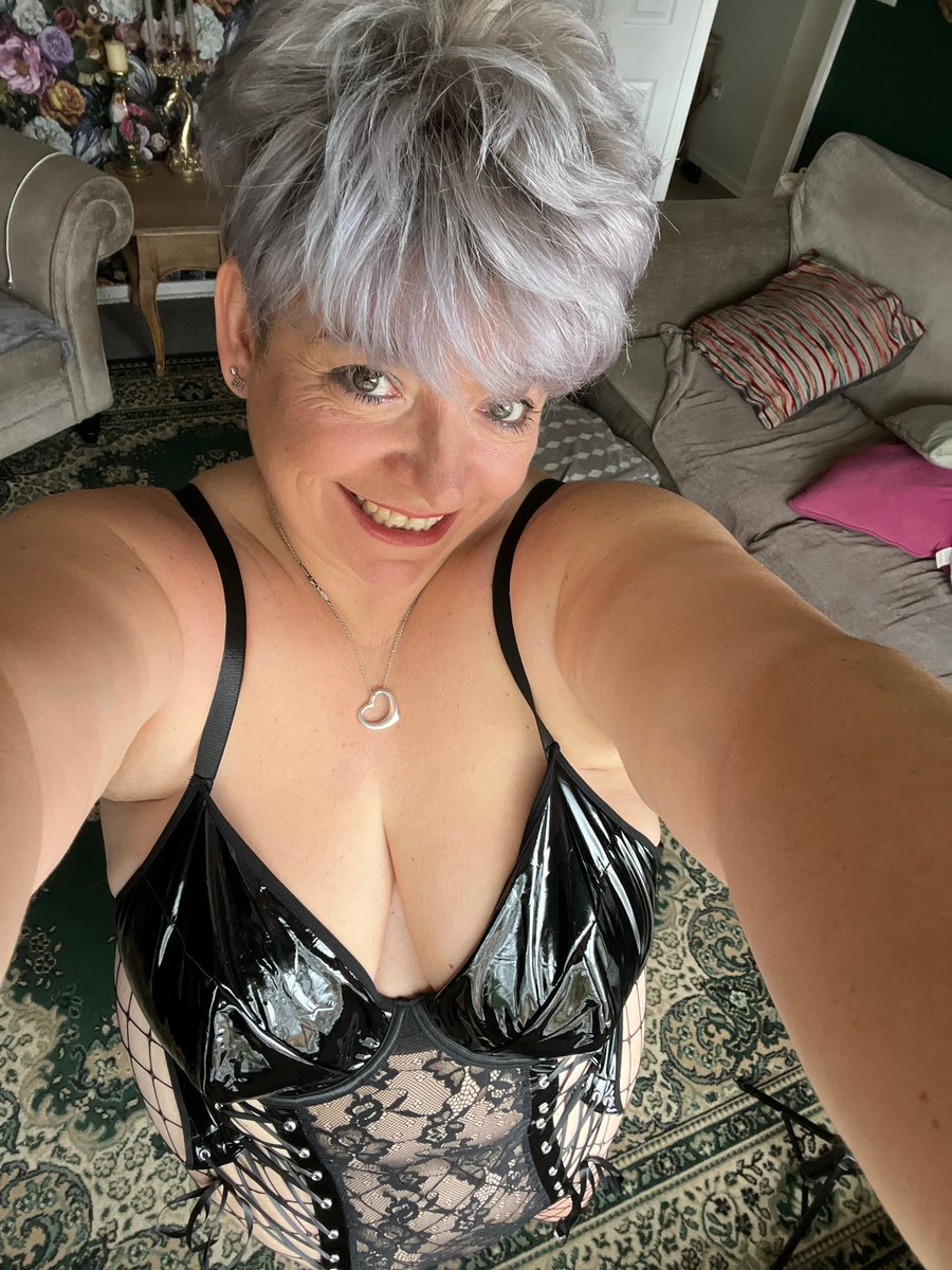 Mistresschloe tweet media