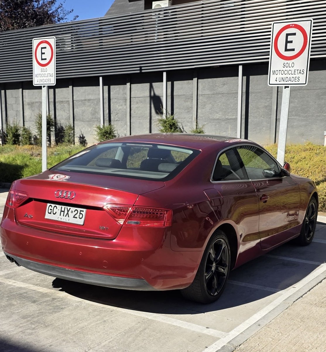 imarinkovic's tweet photo. Y así de simple una pastelaza usa el 50% de los estacionamientos disponibles para motocicletas, habiendo espacios libres para autos a 10m. Pero no, dice que le acomoda ahí y punto. @mpuentealto cómo se denuncian este tipo de cosas? (StripCenter Vizcachas, detrás de KFC) https://t.co/2bOMt5JDO0