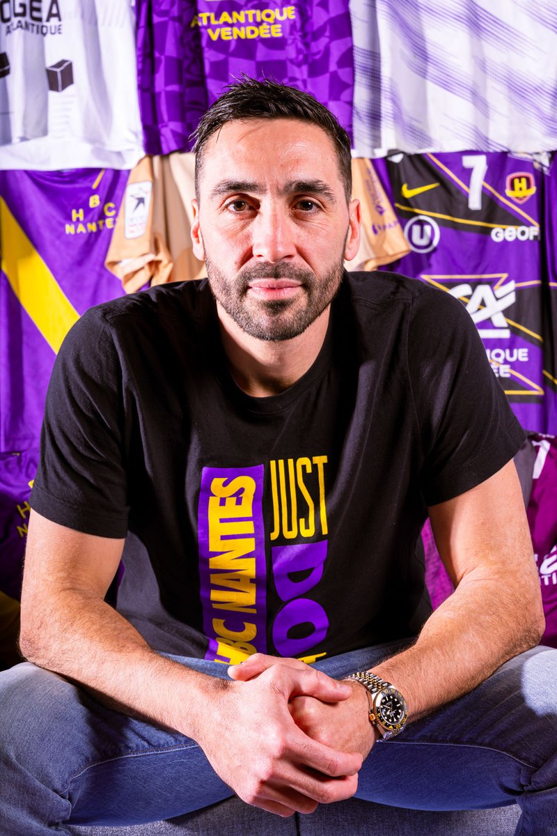 HBCNantes's tweet photo. 𝑺𝙚́𝒒𝙪𝒆𝙣𝒄𝙚 𝙚́𝒎𝙤𝒕𝙞𝒐𝙣𝒔 🥹
𝐴̀ 𝑚𝘰𝑖𝘯𝑠 𝑑𝘦 4 𝘴𝑒𝘮𝑎𝘪𝑛𝘦𝑠 𝑑𝘶 𝘥𝑒𝘳𝑛𝘪𝑒𝘳 𝘮𝑎𝘵𝑐𝘩 𝘥𝑒 𝑉𝘢𝑙𝘦𝑟𝘰 𝘙𝑖𝘷𝑒𝘳𝑎.

🎥 Retour sur les moments forts de sa carrière au HBC Nantes.
https://t.co/QNj0neW73u 
(𝘢̀ 𝘳𝘦𝘨𝘢𝘳𝘥𝘦𝘳 𝘴𝘶𝘳 𝘨𝘳𝘢𝘯𝘥 𝘦́𝘤𝘳𝘢𝘯, 𝘤'𝘦𝘴𝘵 𝘦𝘯𝘤𝘰𝘳𝘦 𝘮𝘪𝘦𝘶𝘹 😉)

#ValeroLeyendaRivera 🟣🇪🇸