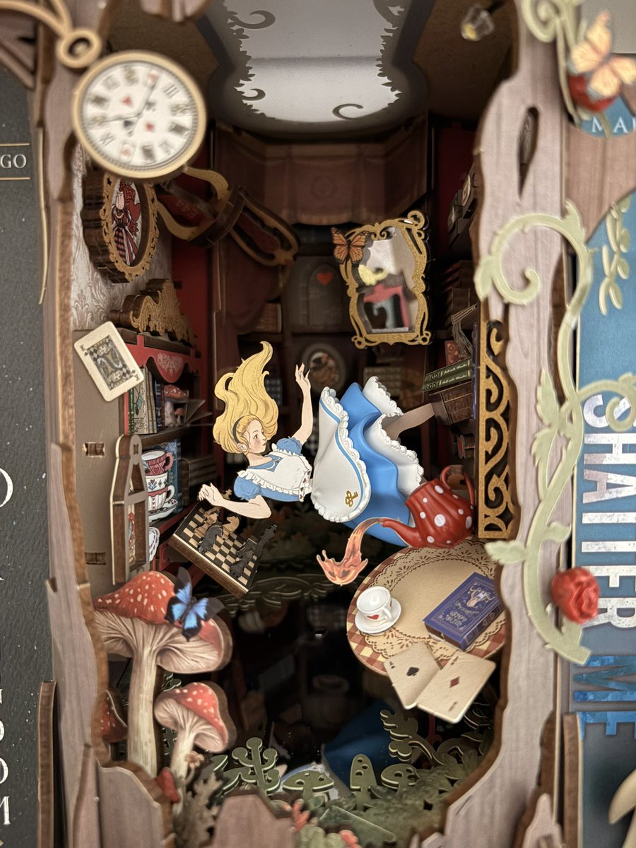 vipertal's tweet photo. i just finished making my first book nook https://t.co/dlE7QDwqOQ