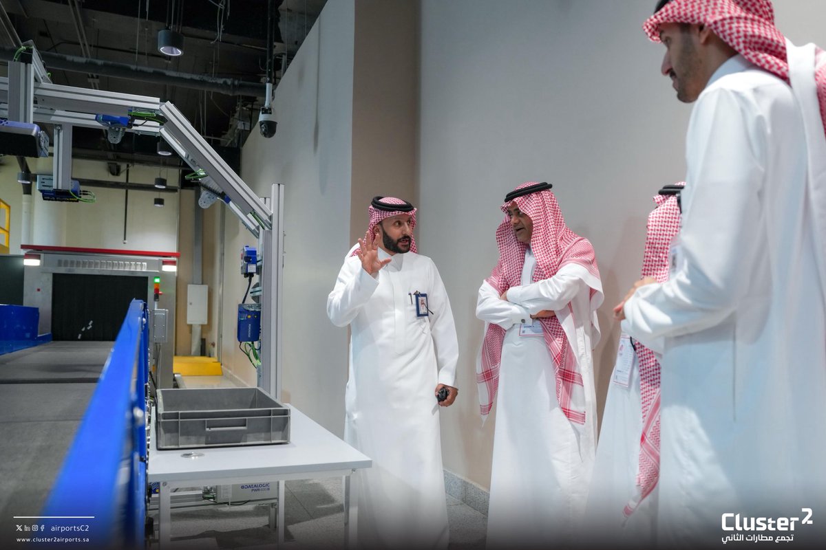 airportsC2's tweet photo. استمرارًا للجولات الميدانية، زار الرئيس التنفيذي لـ #تجمع_مطارات_الثاني م. علي مسرحي مطار أبها الدولي، للاطلاع على سير العمليات التشغيلية وجاهزية المطار ومستجدات أعمال التطوير، دعمًا لجهود رفع كفاءة الخدمات وتعزيز تجربة السفر. https://t.co/BmRSf0yevu