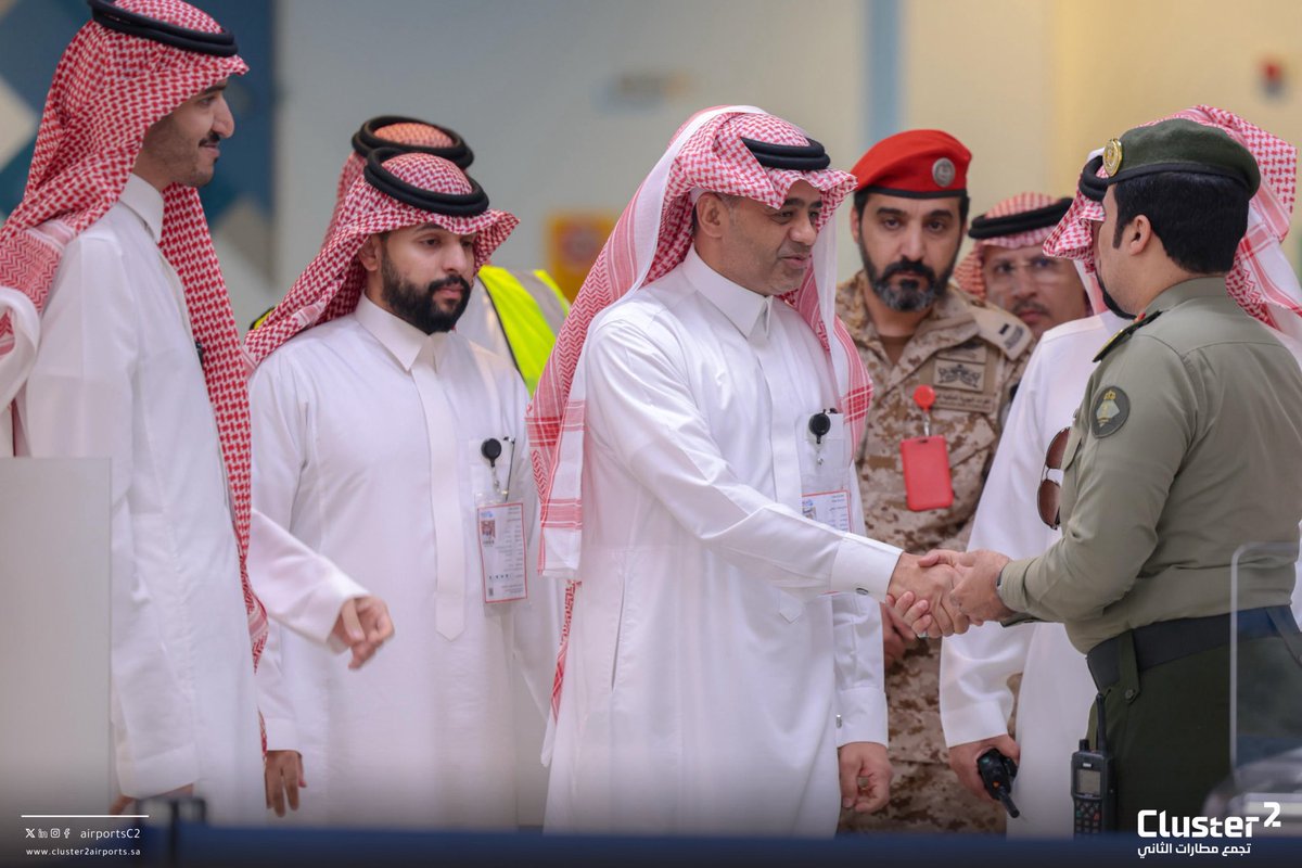 airportsC2's tweet photo. استمرارًا للجولات الميدانية، زار الرئيس التنفيذي لـ #تجمع_مطارات_الثاني م. علي مسرحي مطار أبها الدولي، للاطلاع على سير العمليات التشغيلية وجاهزية المطار ومستجدات أعمال التطوير، دعمًا لجهود رفع كفاءة الخدمات وتعزيز تجربة السفر. https://t.co/BmRSf0yevu