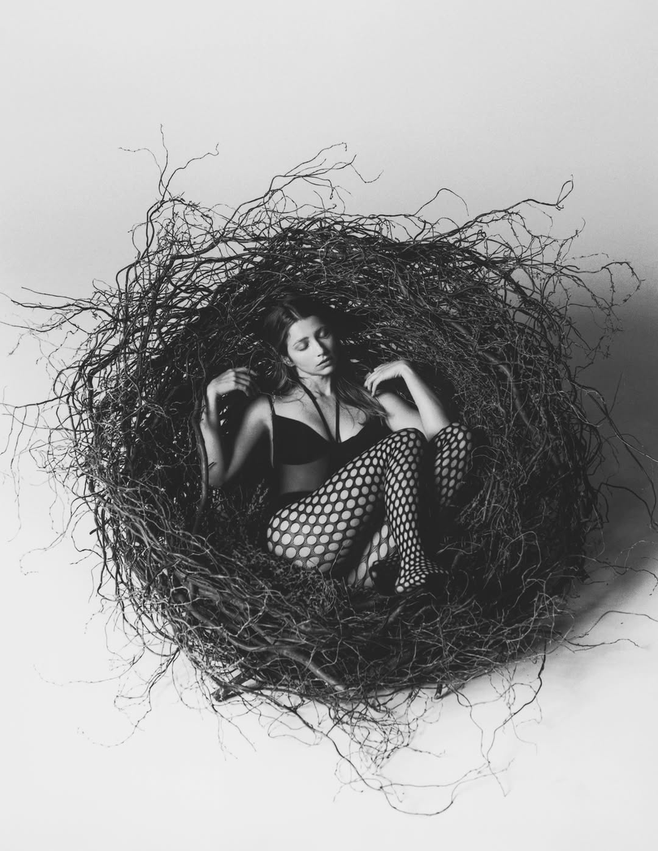 TheCinesthetic's tweet photo. Emily Rudd stuns for Schön magazine 📸 https://t.co/Ipfs75EUw4