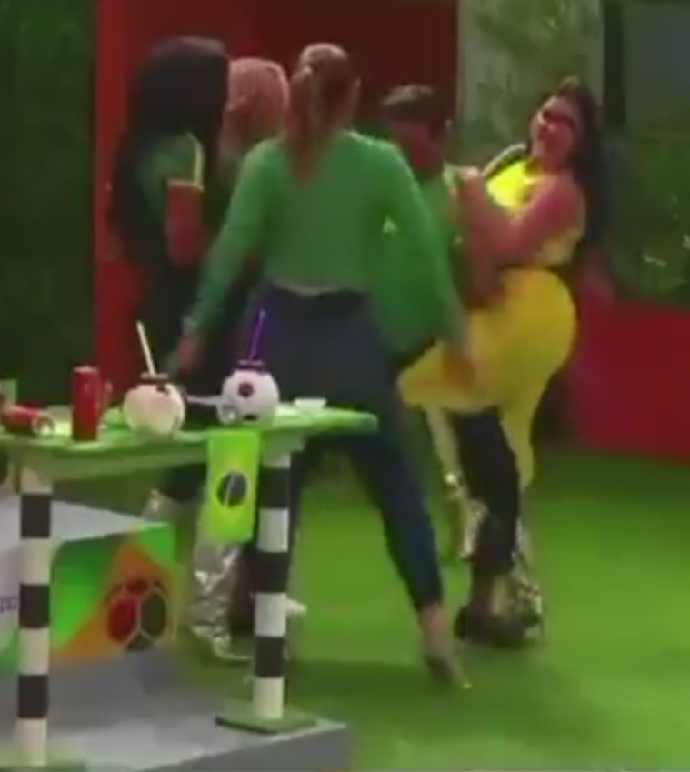 Las mujeres de Fuagua le han dicho a Stefano, q es:

Narcisista, reptiliano, gigoló, egoísta, mentiroso, violent0, agresiv0, q les da miedo estar cerca de él...

Pero bien q al verlo solo en la fiesta, fueron TODAS a bailarle, toquetearlo y sobarse con él..

HIPÓCRITAS!😒
#LCDLF6