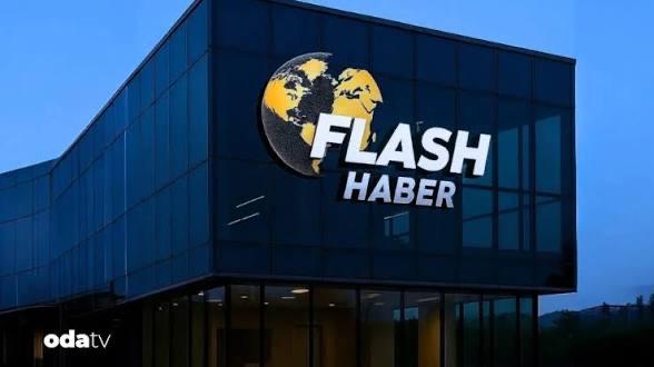 ZamHaberAjans's tweet photo. Zam Haber Özel: FLASH HABER TV KEPENK VURUYOR

🔹️TMSF tarafından 84 milyon TL’ye Ankaralı müteahhit Eşref Keleş’e satılan Flash Haber TV cuma gecesi son yayınını yapacak. 

🔹️24:00 itibariyle bant yayınına geçecek olan Flash Haber TV’de 84 çalışanın işine son verildi. 

🔹️TMSF yöneticileri öğlen kanal çalışanlarıyla yaptığı toplantıda, “Bankpozitif’in ihalesi iptal olduktan sonra TMSF olarak çıkış yolu bulmak için Türkiye’nin önde gelen şirketleriyle toplantılar yapıldı. 

🔹️Reklam anlaşmaları ancak iki ay kanalı finans edebilecek durumdaydı. Kanal binasının kira kontratı da bu ay sonu biteceği için bant yayınına geçme kararı aldık. 

Kanalda 3-4 çalışan kalacak. Cuma gecesi bant yayını ile yeni bir süreç başlayacak”  sözleriyle kanalın kapandığını tebliğ etti. 

🔹️TMSF’den Flash Haber TV’yi 84 milyon TL’ye satın alan Eşref Keleş’in yüksek maaşlardan dolayı ihaleden vazgeçtiği öğrenildi.