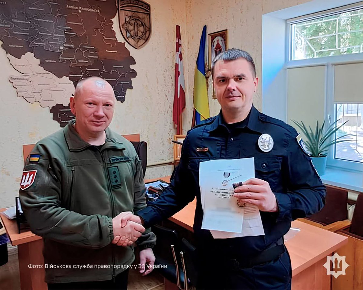 VSP_UA's tweet photo. #ЛуцькийЗВ #ВСП #ЗСУ #MP  
Луцький зональний відділ ВСП на постійній основі проводить тісну взаємодію зі слідчим управлінням Національної поліції у Волинській області задля забезпечення законності, правопорядку та належного рівня безпеки в регіоні.

Спільна робота спрямована на оперативне виявлення, документування та розслідування правопорушень за участю військовослужбовців. У межах міжвідомчої роботи здійснюється постійний обмін інформацією, координація дій та спільне проведення слідчих і розшукових заходів.

Особливу увагу приділено своєчасному реагуванню на правопорушення, якісному збору доказової бази та ефективному супроводу процесуальних дій. Спільні дії дозволяють забезпечувати належне дотримання законодавства й підвищувати рівень правопорядку.

За вагомий внесок у розвиток міжвідомчої співпраці, професіоналізм та сумлінне виконання службових обов’язків начальнику слідчого управління Національної поліції у Волинській області вручено нагороду від імені Головнокомандувача Збройних Сил України — «За сумлінну службу». 🇺🇦

Підписуйтесь на нас у соцмережах 👇 
Telegram:
https://t.co/VzyZtmA3P1 
Instagram:
https://t.co/4y6gSwWttL