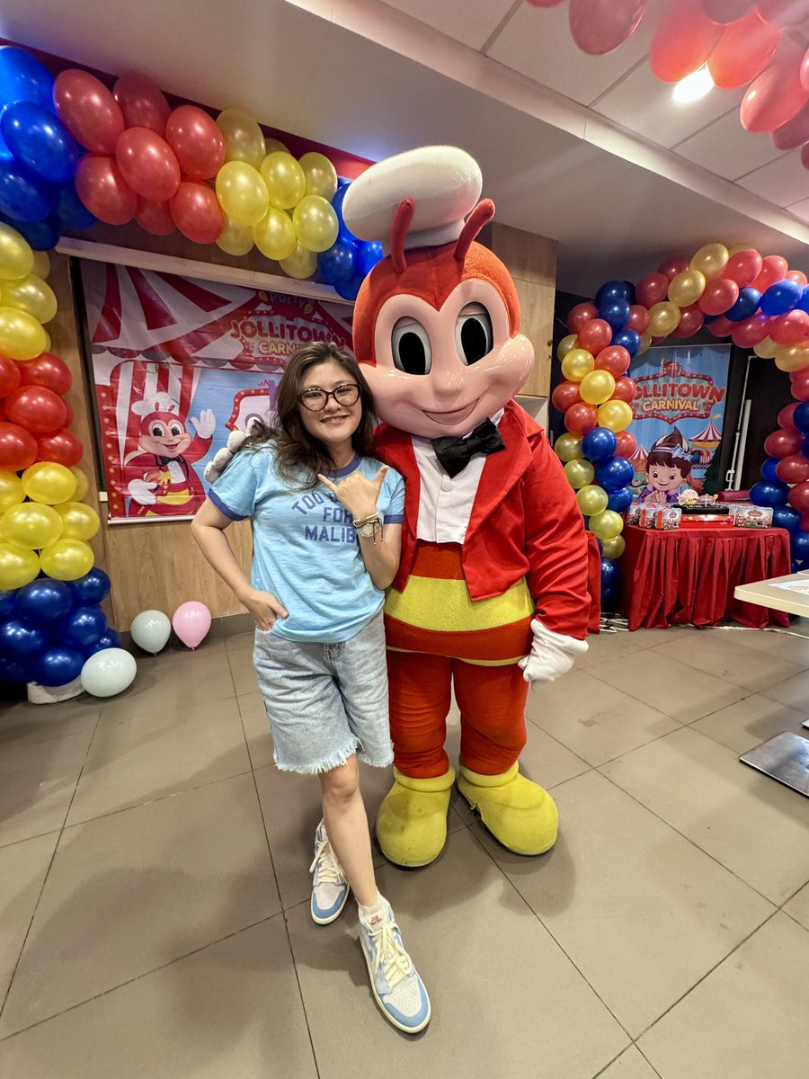 Fangirling Tita tweet media