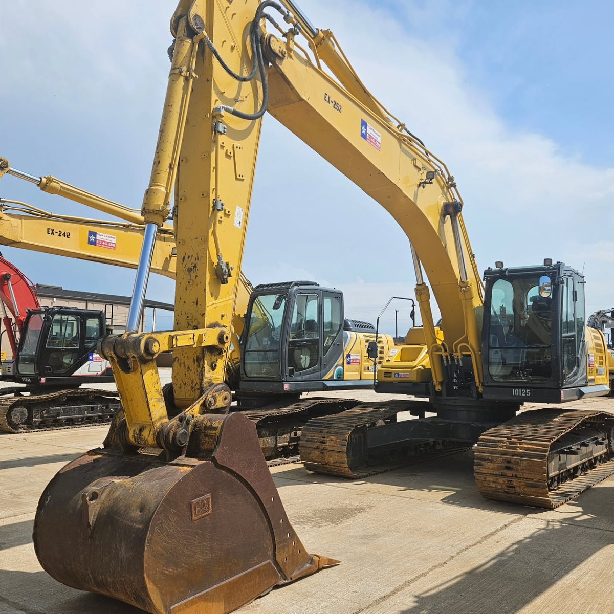 HeavyEquipGuy's tweet photo. Happy Monday from Star Tractor. Still have some equipment on the yard and ready to roll today. • Motor Graders • Excavators • Rollers • Articulated Trucks • Dozers The good machines… https://t.co/HGJvc4NDbg #StarTractor #HeavyEquipment #EquipmentRental #DFWConstruction https://t.co/vb83D0XpAj