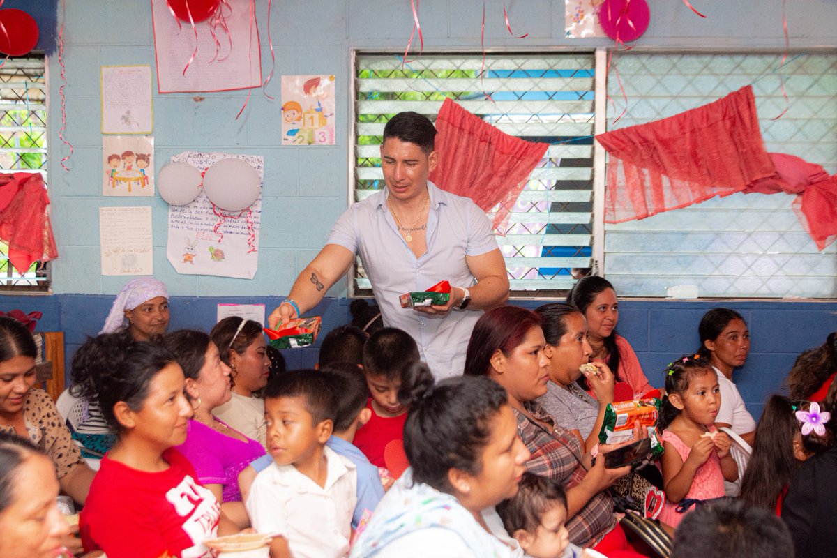 chamaguaJR's tweet photo. 📍Izalco
En el Complejo Educativo Cantón El Sunza, los alumnos de 2° C celebraron a las madres con una convivencia pequeña en tamaño pero grandísima en amor.
No hay eventos pequeños cuando se trata de compartir con nuestra comunidad. Para nosotros, cada sonsonateco vale la pena. https://t.co/zKZzAlwFDY