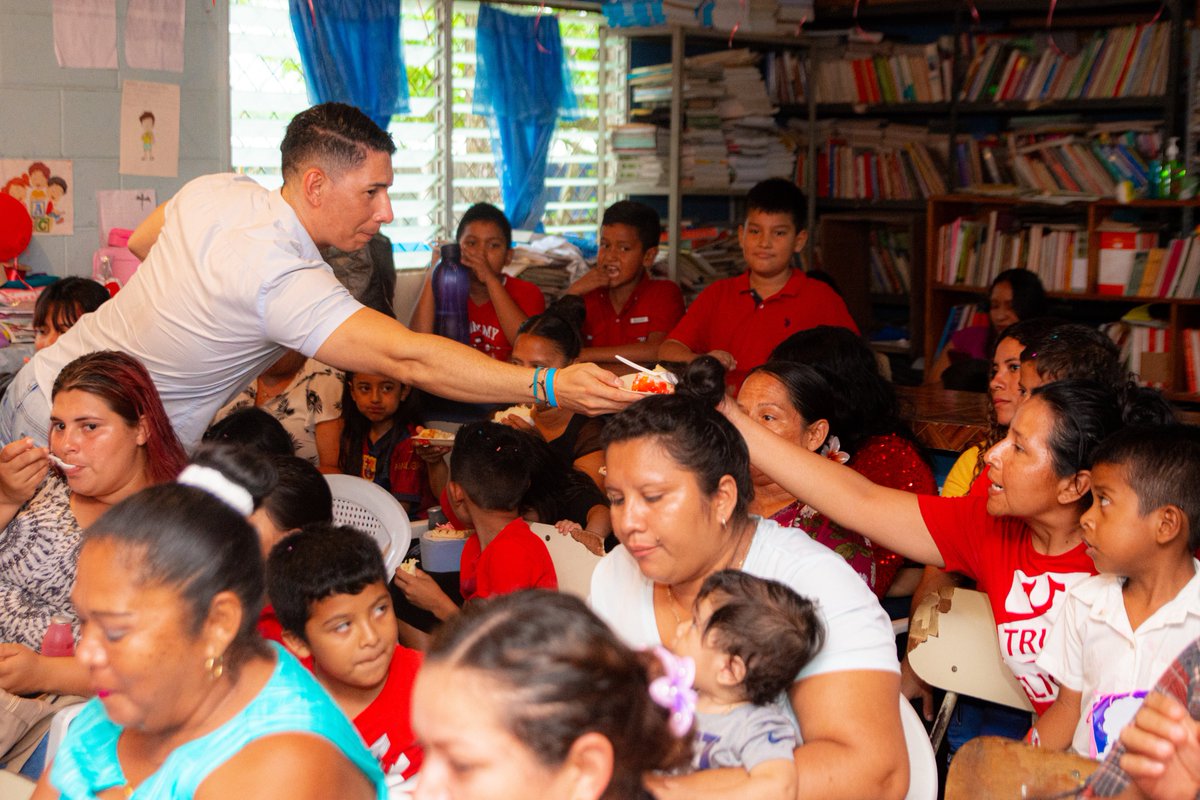 chamaguaJR's tweet photo. 📍Izalco
En el Complejo Educativo Cantón El Sunza, los alumnos de 2° C celebraron a las madres con una convivencia pequeña en tamaño pero grandísima en amor.
No hay eventos pequeños cuando se trata de compartir con nuestra comunidad. Para nosotros, cada sonsonateco vale la pena. https://t.co/zKZzAlwFDY