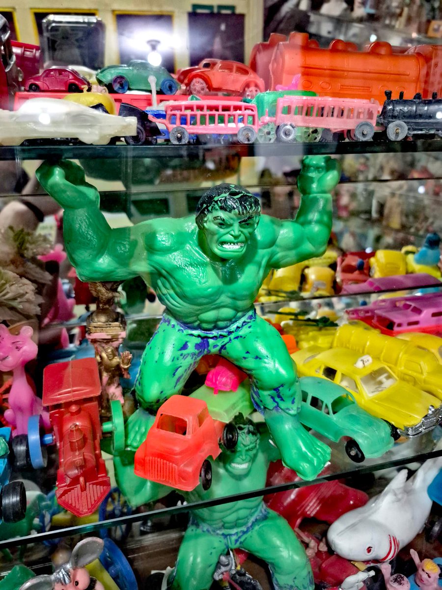 mujamoficial's tweet photo. El poder también viene en versión pirata 💥💚
En el MUJAM los héroes nunca descansan… aunque hayan nacido en moldes imposibles y colores delirantes. Este Hulk bootleg rodeado de carritos y trenes de plástico nos recuerda la creatividad popular que convirtió juguetes “pirata”. https://t.co/FqtqfH0uVB