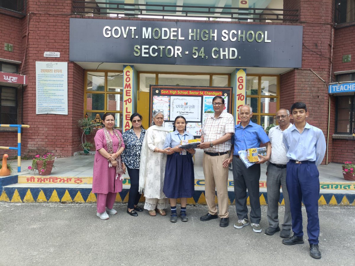 ghs54chd's tweet photo. Celebrating excellence! Class 10 students of GMHS-54 honored by Bharat Vikas Parishad for outstanding Class 9 results. They also donated shoes &amp; dresses under #Vidyanjali. True spirit of service &amp; success!  
@SchoolEduChd
 @vidyanjali_edu 
@vidyanjalichd 
@Kaur0Kuljit https://t.co/hIbzYa6uYi