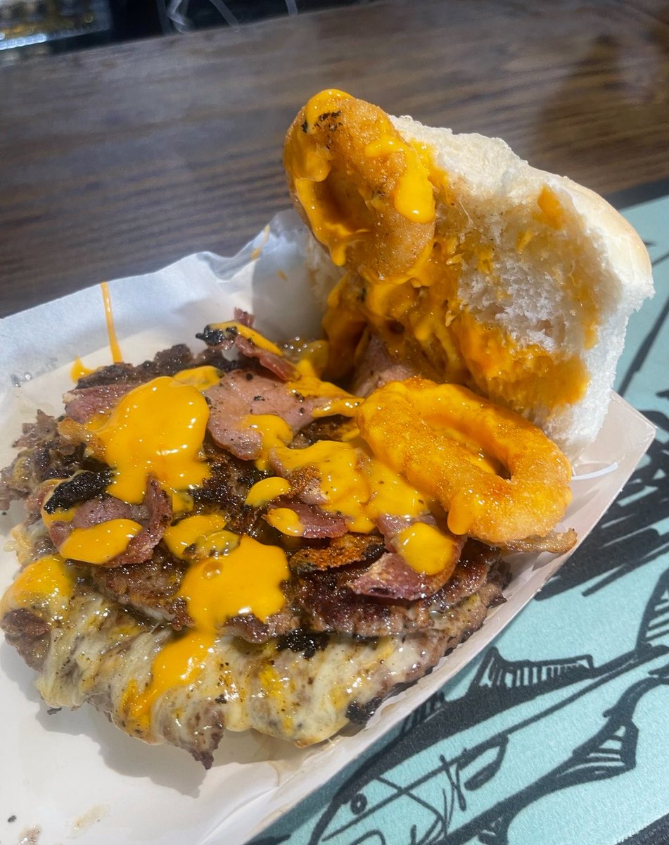 Double bacon cheeseburger with onion rings at Cleethorpes Town FC (<a href="/CleeTownFC/">Cleethorpes Town FC</a>) 

💷 £4.50