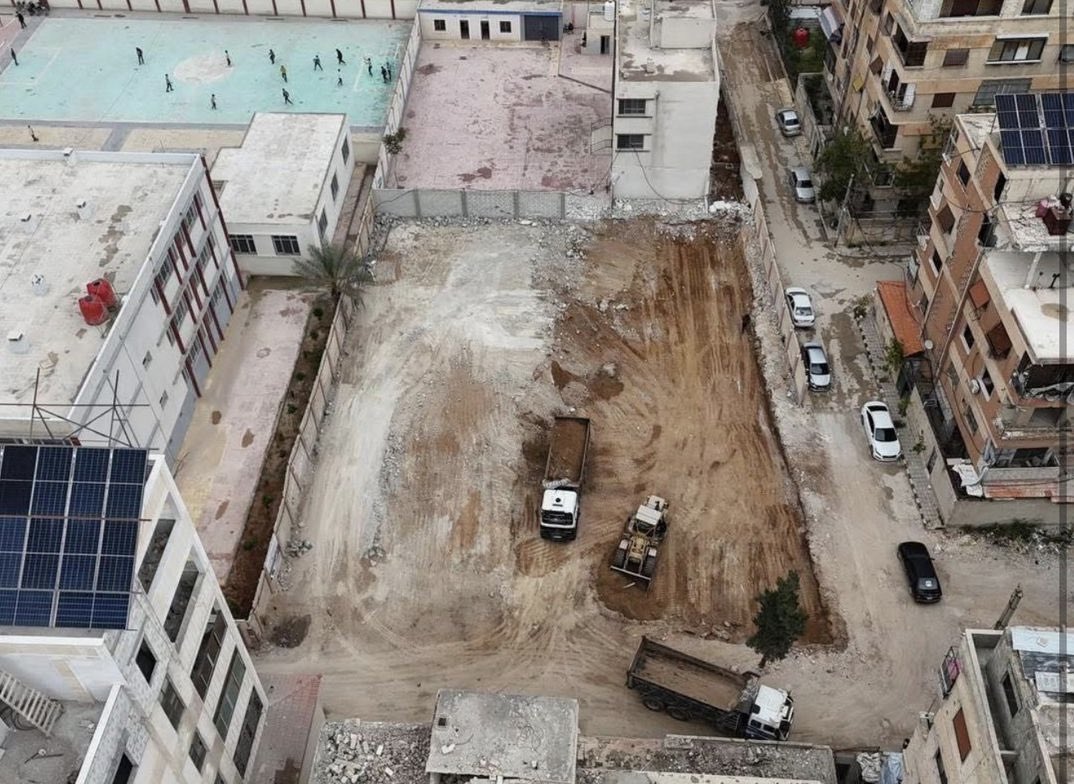 اكتشاف مقبرة جماعية جديدة في ريف دمشق:           أثناء تنفيذ كادر مؤسسة وفاق أعمال الحفريات في مدرسة مدرسة خولة بنت الأزور، تم العثور على رفات يُعتقد أنها تعود لعائلة، يُرجّح أنها لأم وأطفالها، كانوا قد احتموا في قبو المدرسة خلال القصف الذي شنّه النظام السوري على الغوطة عام 2018.
