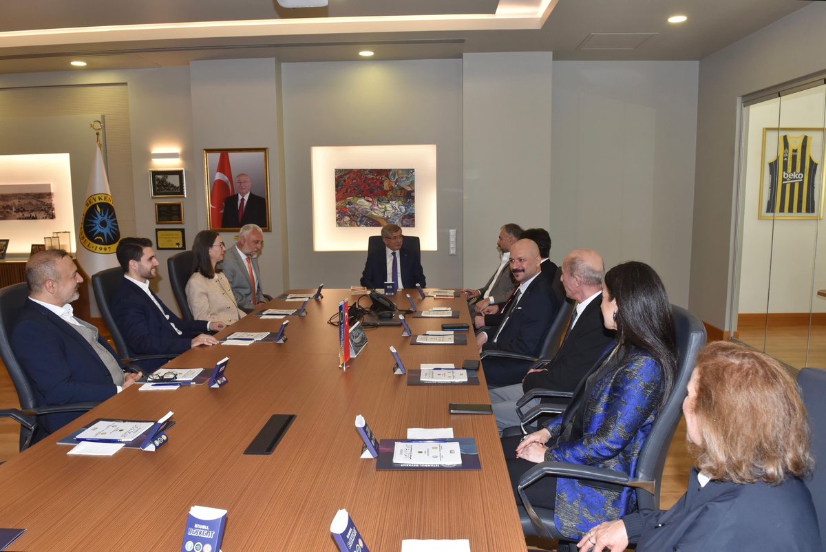 istgelecek's tweet photo. İl Başkanımız Arif Osman Gençtürk ve beraberindeki heyet, Beykent Üniversitesi ev sahipliğinde gerçekleştirilen “Stratejik Derinlik Perspektifinde Türk Dış Politikası” konulu konferansa katılım sağladı.

Genel Başkanımız Sayın Ahmet Davutoğlu’nun bilgi, birikim ve akademik tecrübesiyle zenginleşen programda; dış politikaya dair kapsamlı değerlendirmelerinden istifade etme imkânı bulduk.

Türkiye’nin yarınlarına dair vizyoner perspektiflerin paylaşıldığı kıymetli program için emeği geçen herkese teşekkür ederiz.

@Ahmet_Davutoglu 
@OsmanGentrk15 
@GelecekPartiTR