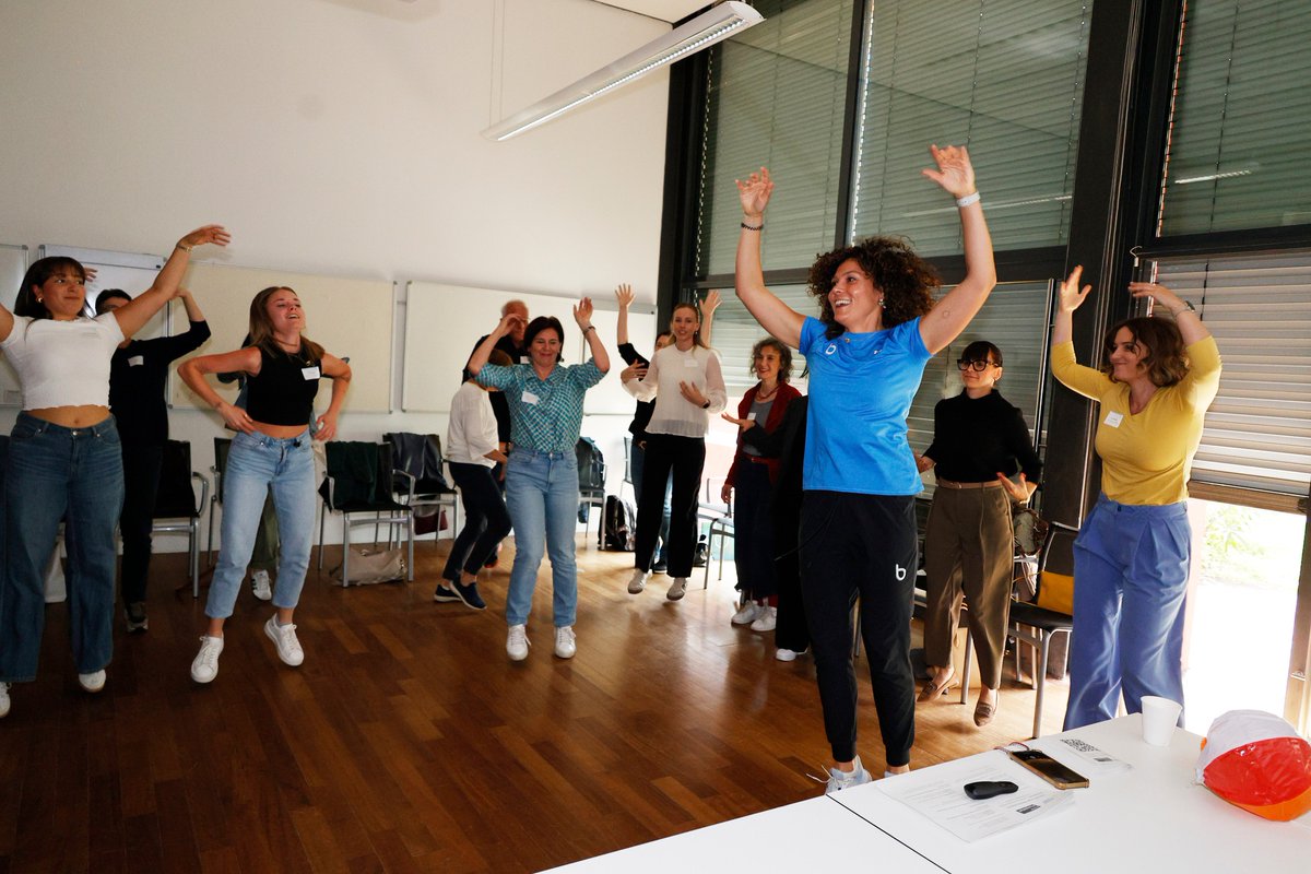 EURAC's tweet photo. Wie können #Technologien &amp; Dienstleistungen dazu beitragen, ein gutes Leben im #Alter zu ermöglichen? Damit beschäftigte sich das Event „Smarter Lives 2026 – Zukunft begleiten“, das vergangene Woche bei uns  stattgefunden hat:

https://t.co/cHOUW2qlog https://t.co/j3sS6fDyWV