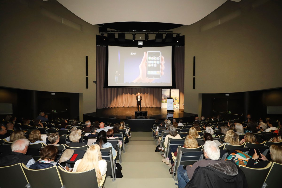 EURAC's tweet photo. Wie können #Technologien &amp; Dienstleistungen dazu beitragen, ein gutes Leben im #Alter zu ermöglichen? Damit beschäftigte sich das Event „Smarter Lives 2026 – Zukunft begleiten“, das vergangene Woche bei uns  stattgefunden hat:

https://t.co/cHOUW2qlog https://t.co/j3sS6fDyWV