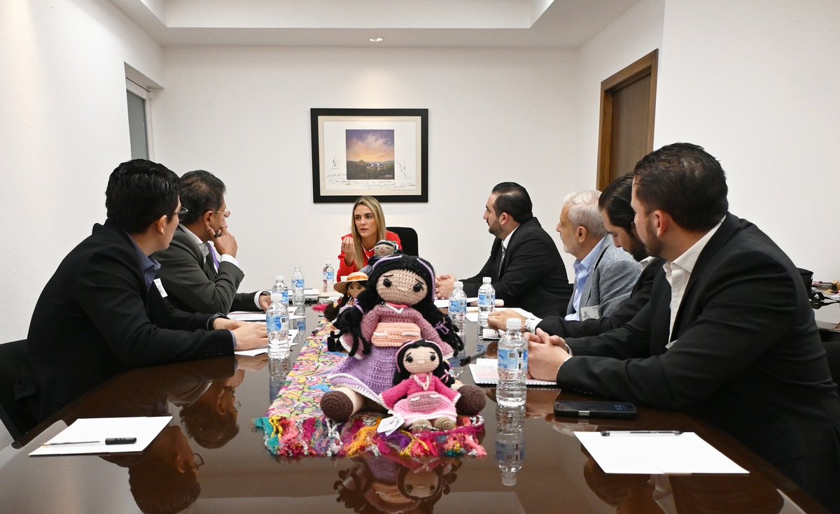 JordyAbraham's tweet photo. La presidenta de la Comisión de Turismo de la Cámara de Diputados, @TaniaPalaciosK , nos recibió en un encuentro de trabajo como parte de la agenda que estamos impulsando desde el Consejo Empresarial Turístico de Yucatán (@CeturYucatan).

Durante la reunión, tuvimos la oportunidad de presentarle diversas propuestas construidas desde la visión del sector empresarial turístico de #Yucatán, enfocadas en fortalecer la competitividad de México como destino. Abordamos temas clave como la regulación de plataformas digitales de hospedaje, el fortalecimiento de la promoción turística internacional a través de mecanismos como el DNR, y la importancia de prevenir fraudes turísticos ante eventos de gran escala como el Mundial de 2026.

También compartimos la necesidad de avanzar en una mayor coordinación en materia de seguridad en destinos turísticos, mejorar la movilidad en puntos estratégicos como aeropuertos y puertos, y fortalecer el sistema de información turística del país, particularmente @DataturInforma, con miras a evolucionar hacia un esquema más robusto de análisis y competitividad.

Reconozco la disposición y apertura de la Diputada para escuchar al sector y generar estos espacios de diálogo que permiten construir soluciones de manera conjunta.
Seguimos trabajando para que el turismo en México sea más ordenado, competitivo y con mejores condiciones para todos.