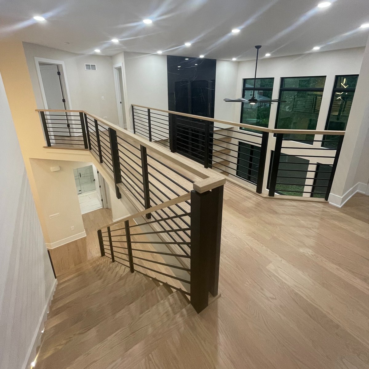 builders_oak's tweet photo. Beautiful #railing and #stairs - showing the #openconcept from the #familyroom to the #secondfloor.🫶Our #modelhome is open from 11 am - 5 pm at📍4012 Alfalfa Ln #Naperville #newhome #newhomebuilder #newhomeconstruction #homebuilder #customhome #customhomebuilder #newhomebuild https://t.co/8cTFCxTs80