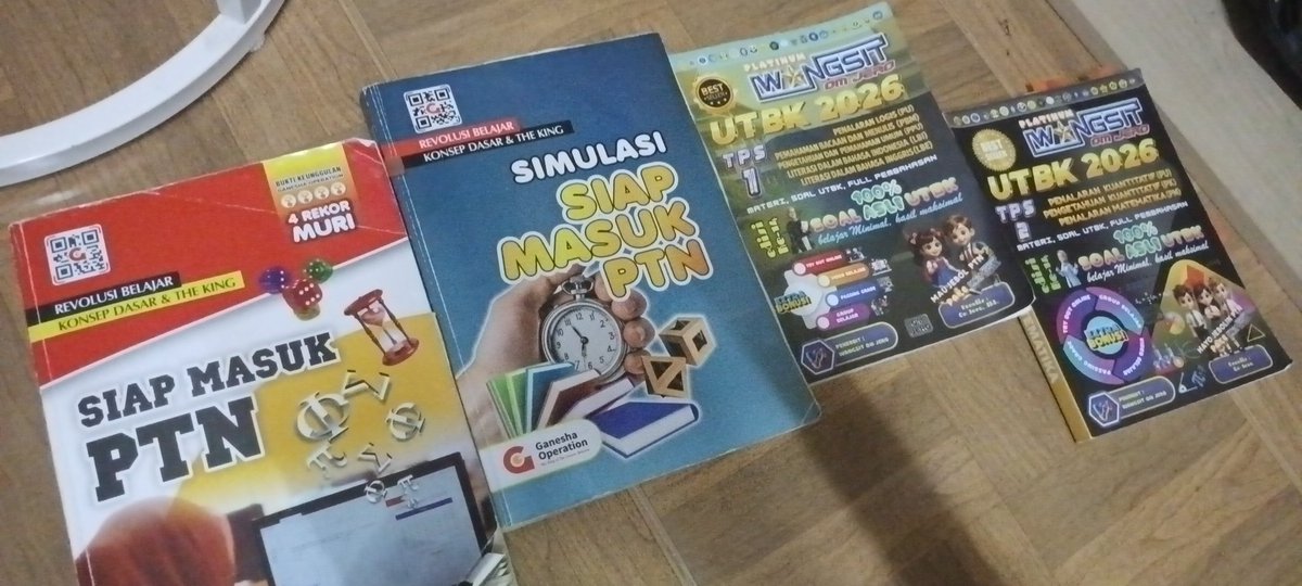 kingnasyr's tweet photo. wts buku utbk 2026 ori buku wangsit dan g0, minus udah ada coret2nya 15% sisanya masi mulusssss bangett, dm for detaill! #zonauangㅤ https://t.co/9SE2cO1NMg