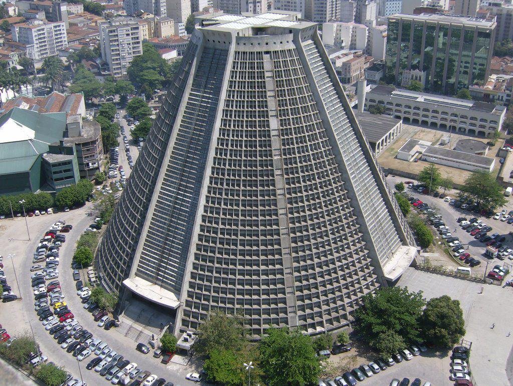 luscafusca150's tweet photo. A Catedral Metropolitana de São Sebastião é um dos casos mais loucos disso, você de fora não conseuge imaginar que possui vitrais tão coloridos. https://t.co/ysKzDddLh0