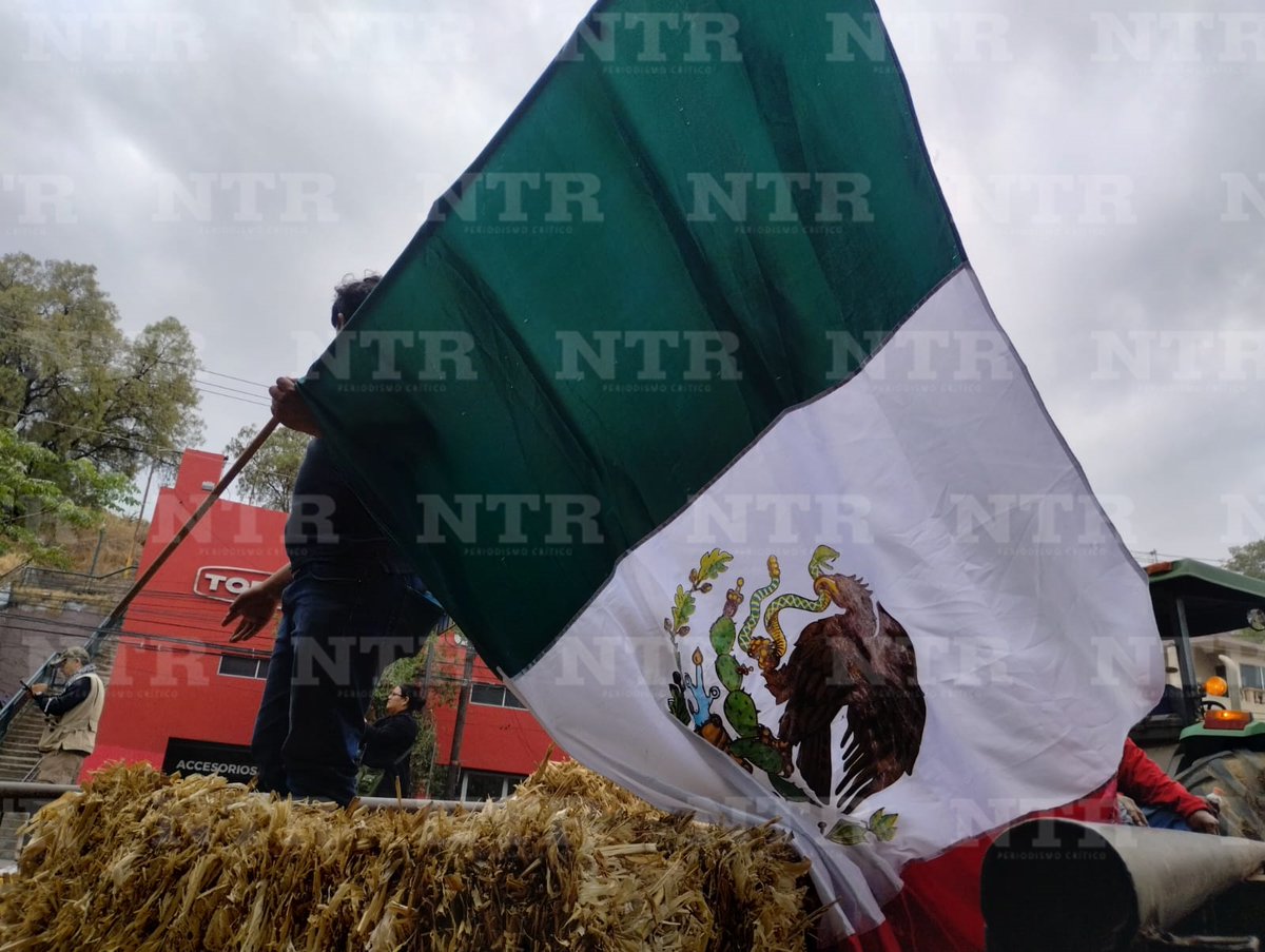 ntrzacatecas's tweet photo. #Entérate #AlMomento Contingentes de los sindicatos de la Educación y de la UAZ se unen a los productores para participar en la megamarcha en protesta por la represión del pasado sábado. https://t.co/cENi8eufDE