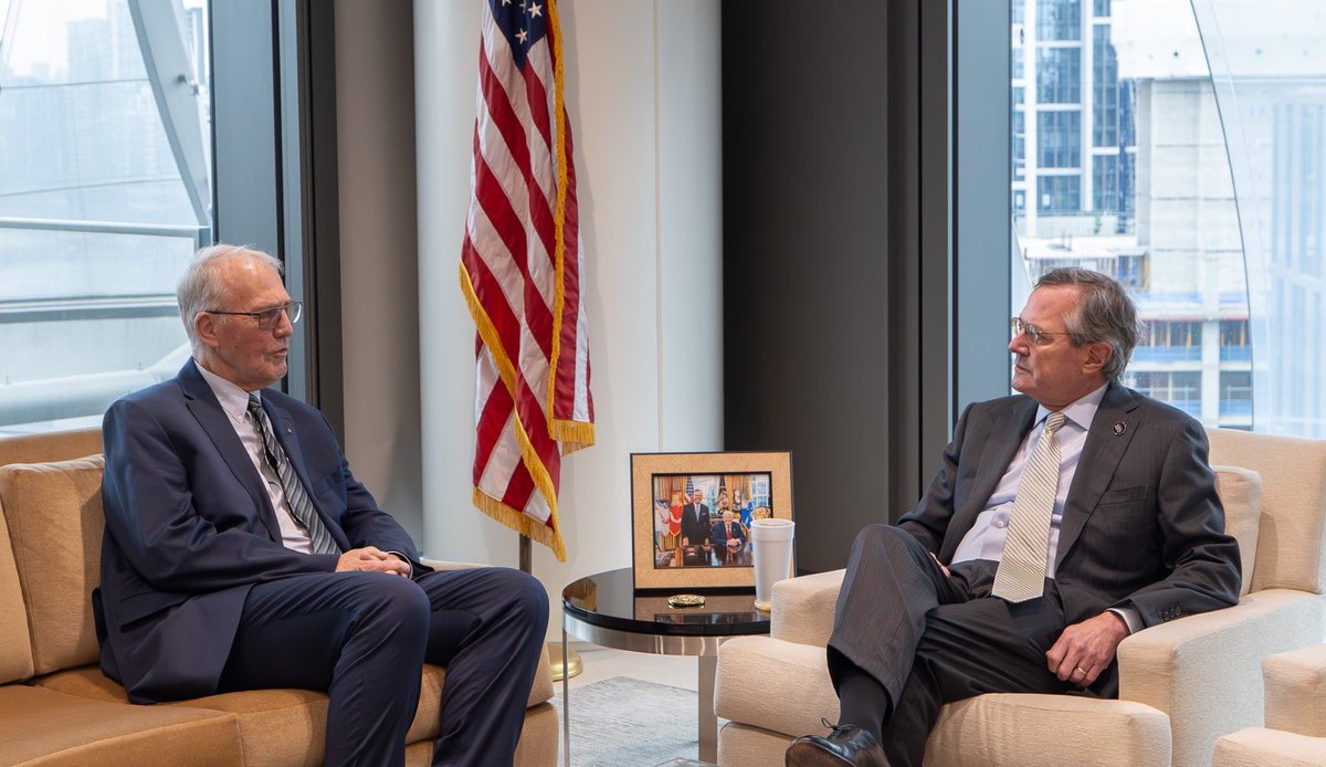 USAmbUK's tweet photo. Met with @CanadianUK High Commissioner Bill Blair to welcome him to London, and to discuss shared priorities and our excitement about the upcoming summer of soccer taking place in the United States, Mexico, and Canada. https://t.co/7EYhW17q3k