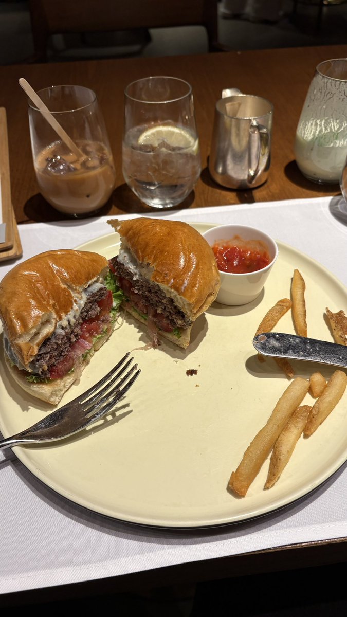 FrequentFlyerEN's tweet photo. The excellent @cathaypacific The Pier First Lounge is a haven of tranquility at HKG - amazing food in the à la carte Restaurant, amazing showers and well stocked bar. Definitely the best @traveloneworld Emerald Lounge at HKG https://t.co/8htM9QRmCG