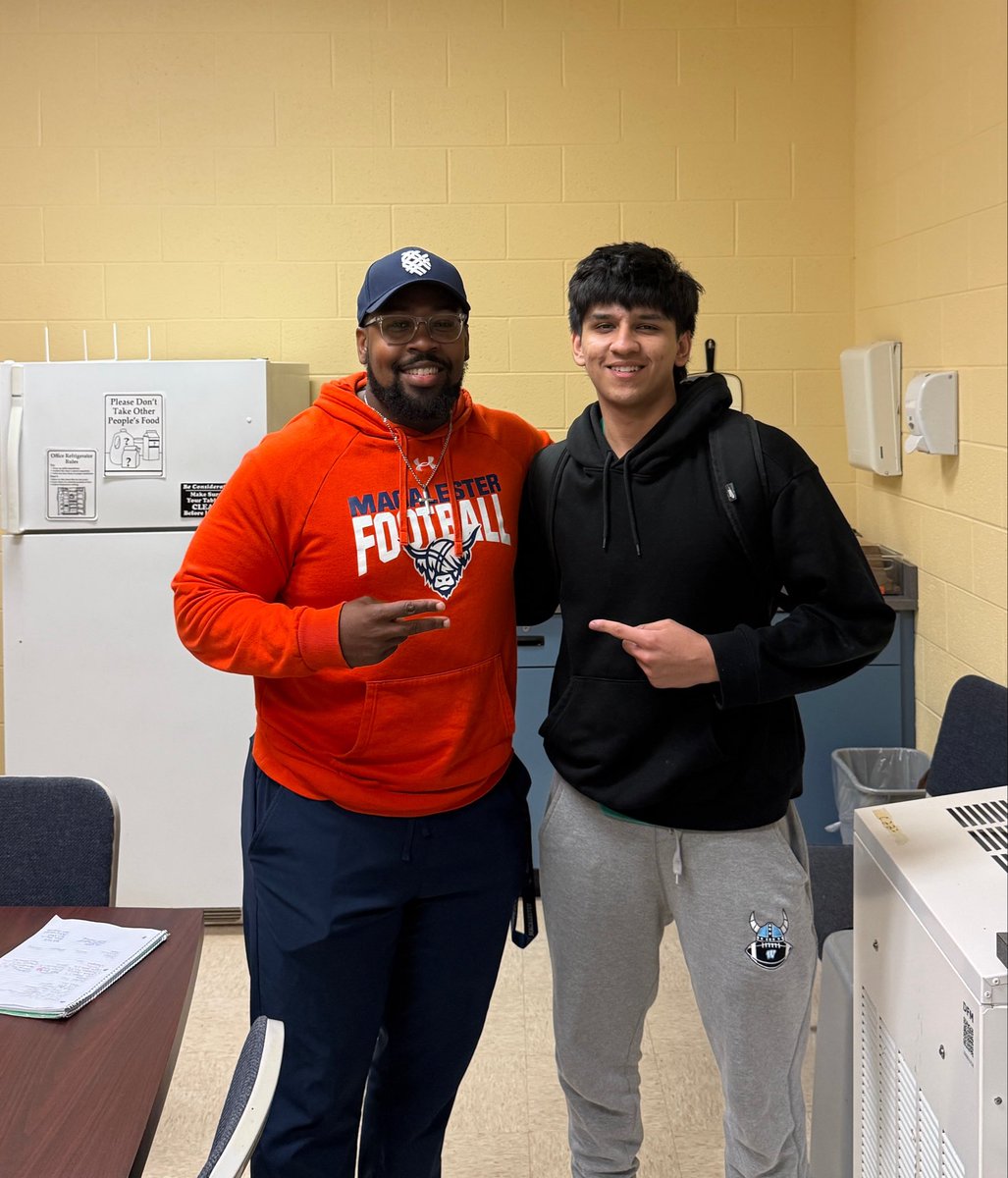 yashmalik2027's tweet photo. Appreciate @coachmslaughter for coming out and giving a rundown of the program! Excited to get on campus soon. @PGalloway16 @Joebruneel @WhitmanvikesFB @Phil_Nicolaides https://t.co/WeLyma29Bk