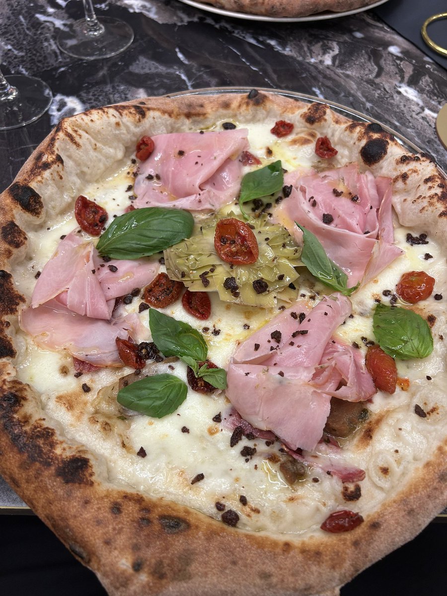 RodriPRT's tweet photo. Giotto Pizzeria Firenze 🔝 🙌🏼🤤 https://t.co/7jryHOXv7h
