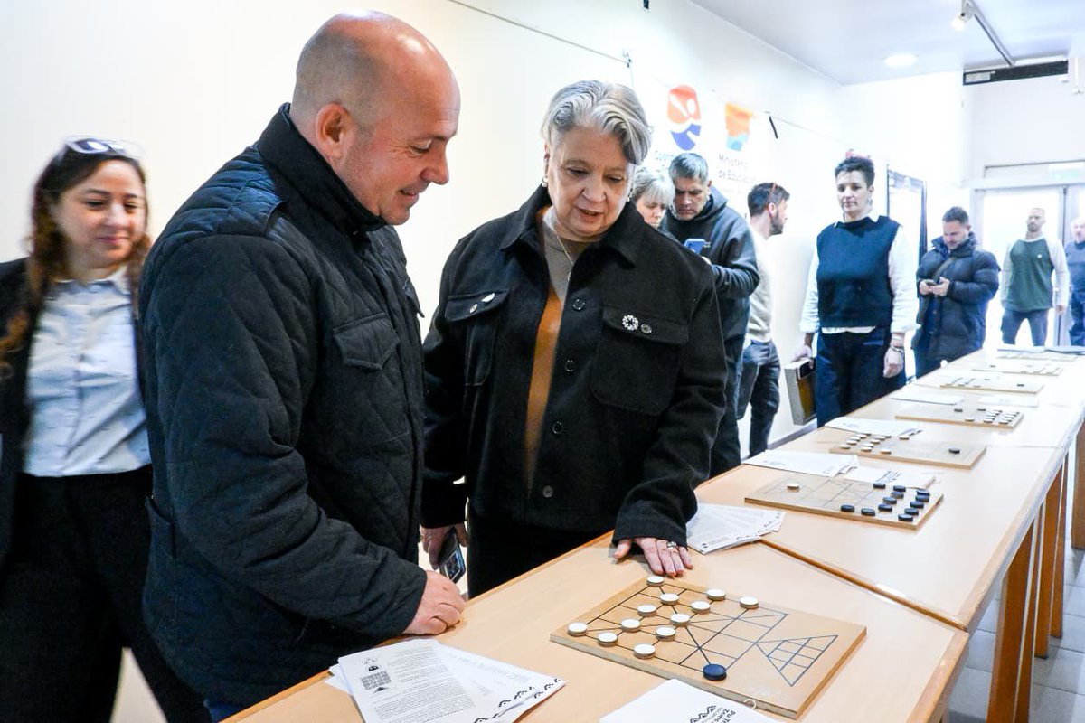 Gus_Sastre's tweet photo. Hoy en el Cine Auditórium de Puerto Madryn participamos de la presentación y puesta en marcha del Programa Provincial Pluricultural de Juegos de Mesa. 

Se trata de una propuesta educativa que amplía y resignifica la experiencia que durante años conocimos cómo “Ajedrez en el aula”, incorporando perspectivas culturales y pedagógicas.