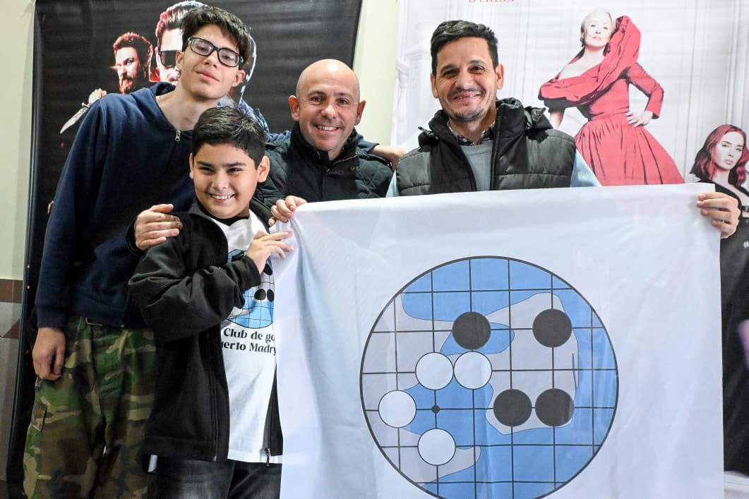 Gus_Sastre's tweet photo. Hoy en el Cine Auditórium de Puerto Madryn participamos de la presentación y puesta en marcha del Programa Provincial Pluricultural de Juegos de Mesa. 

Se trata de una propuesta educativa que amplía y resignifica la experiencia que durante años conocimos cómo “Ajedrez en el aula”, incorporando perspectivas culturales y pedagógicas.