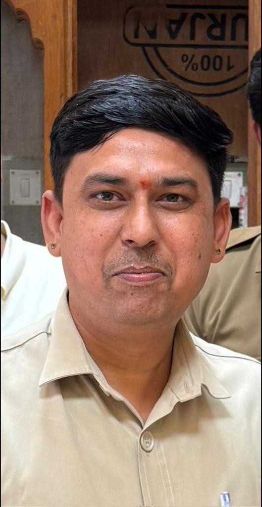 Prabhusingh09's tweet photo. राजस्थान सरकार में स्वास्थ्य एवं चिकित्सा मंत्री आदरणीय श्री गजेंद्रसिंहजी खींवसर साहब के निजी सहायक बड़े भाई साहब श्री मोहनसिंहजी को जन्मदिवस पर अनंत शुभकामनाएँ https://t.co/7nXg9EJJa6