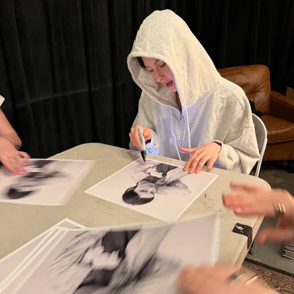 Central Gracie Abrams tweet media