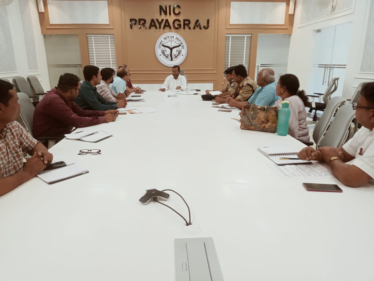 DM_PRAYAGRAJ's tweet photo. लेखपाल मुख्य परीक्षा 2025 की तैयारियों को लेकर बैठक सम्पन्न।
अपराह्न कलेक्ट्रेट स्थित एनआईसी में सचिव, उत्तर प्रदेश अधीनस्थ सेवा चयन आयोग श्री हरिकेश चौरसिया की अध्यक्षता में बैठक आयोजित हुई। बैठक में 21 मई 2026 को प्रयागराज के 34 परीक्षा केंद्रों पर आयोजित होने वाली लेखपाल मुख्य परीक्षा को सकुशल, निष्पक्ष एवं शांतिपूर्ण ढंग से सम्पन्न कराने हेतु संबंधित अधिकारियों को आवश्यक निर्देश दिए गए।
@CdoPrayagraj @CMOfficeUP @UPGovt @InfoDeptUP @ChiefSecyUP