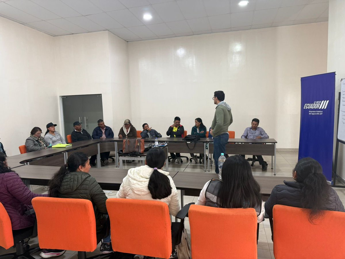 EmpresaaguaEc's tweet photo. La Empresa Pública del Agua EPA EP realizó la socialización del Programa de Fortalecimiento a Juntas de Riego 'Escuela del Agua para la Sostenibilidad del Riego y Drenaje', junto a directivos de las juntas modulares de la Junta General de Riego Latacunga–Salcedo–Ambato.

#EPAEP https://t.co/UDKF4UjJb4