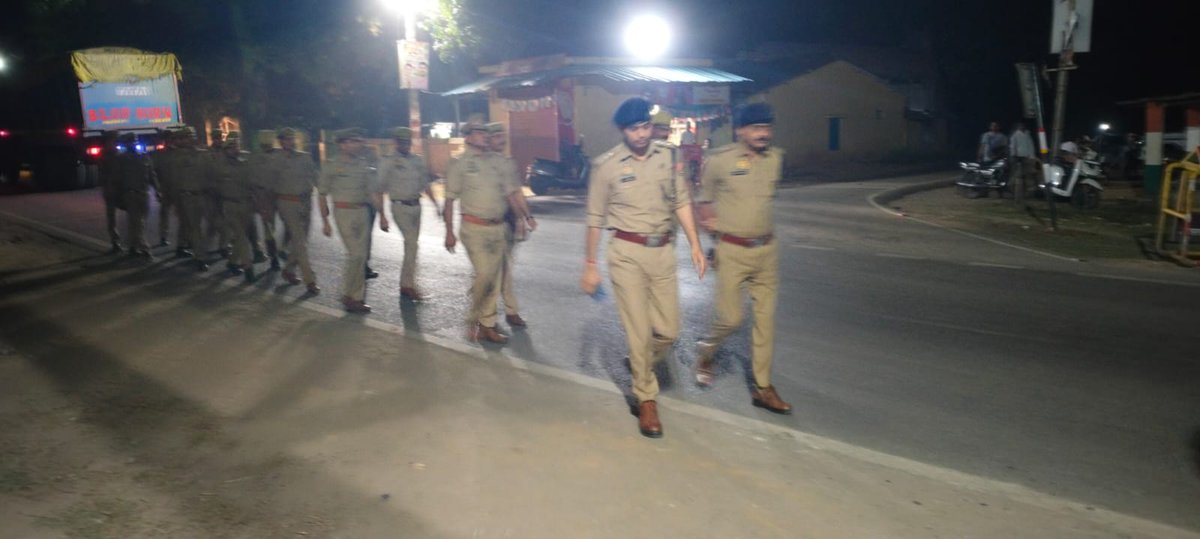 sonbhadrapolice's tweet photo. #ASP_HQ व #CO_पिपरी द्वारा जनपद में शांति एवं कानून-व्यवस्था सुदृढ़ बनाए रखने के दृष्टिगत थाना पिपरी क्षेत्रान्तर्गत पर्याप्त पुलिस बल के साथ पैदल गश्त की गई। इस दौरान संदिग्ध व्यक्तियों एवं वाहनों की सघन चेकिंग कर आमजन को सुरक्षा का एहसास कराया गया।
@Uppolice
@digmirzapur https://t.co/vnId6JK268
