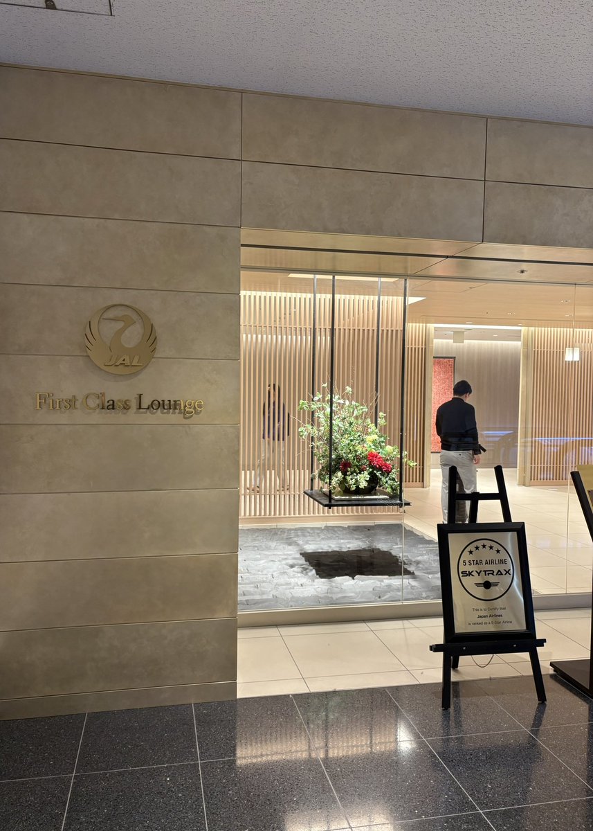 FrequentFlyerEN's tweet photo. @JAL_Official_jp First Class Lounge at Haneda‘s best part is clearly the sushi bar https://t.co/meLxnxOktb