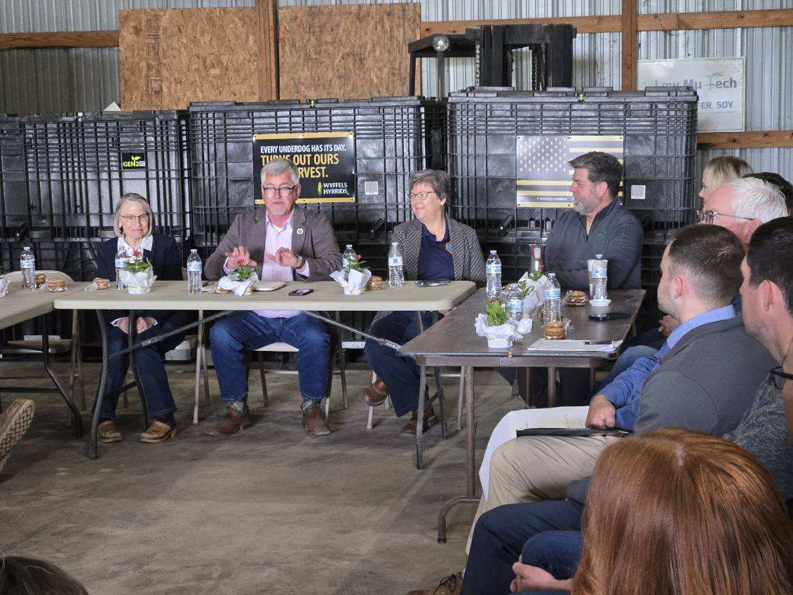 ASA_Soybeans's tweet photo. ASA VP Dave Walton hosted a Farmer First Roundtable on his Iowa farm last week with @RepMMM,  USDA Under Secretary Richard Fordyce, &amp; RMA Administrator Pat Swanson. #AgPolicy #AgEcon #Farmers #Soybeans https://t.co/pIxp5j8peE